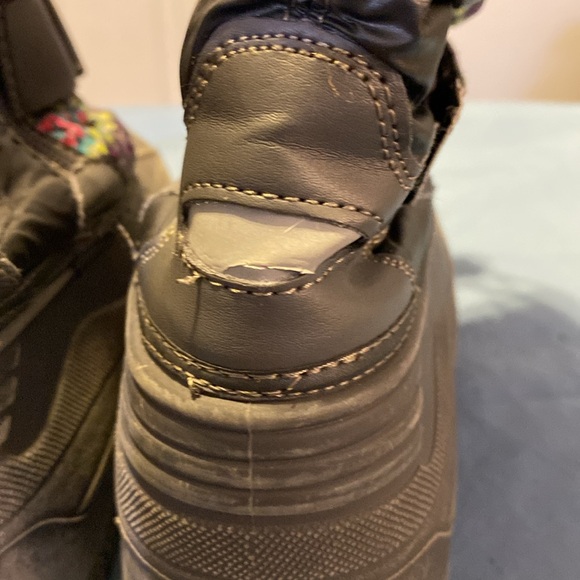 Girl’s sz. 2 Dream Pairs winter boots, some wear - Picture 4 of 7